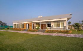 Luxury Farmhouse Stay, Pure Vegetarian- Santushti Farm, Ncr